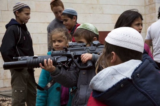 Aksi bocah Israel cicipi pegang senjata militer zionis
