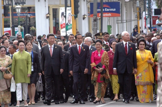 Jokowi dan Xi Jinping 'lengket' di baris depan napak tilas KAA 1955