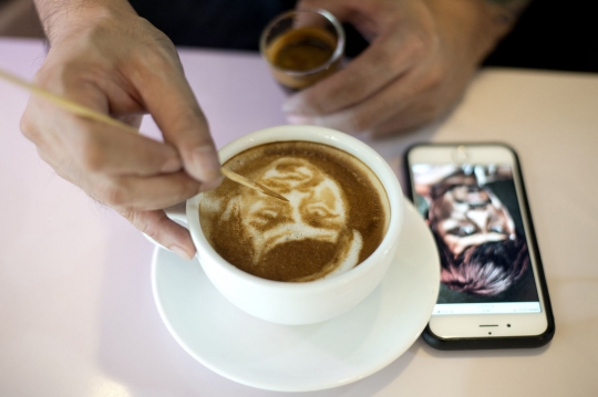 Melihat aksi barista melukis wajah Manny Pacquiao di busa kopi