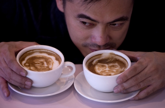 Melihat aksi barista melukis wajah Manny Pacquiao di busa kopi