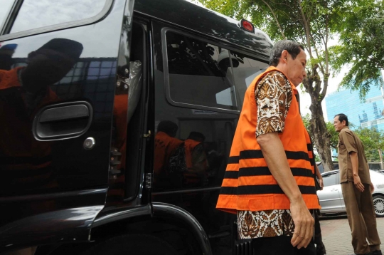 Berangkat Jumatan, para tahanan KPK ini tetap kenakan rompi oranye