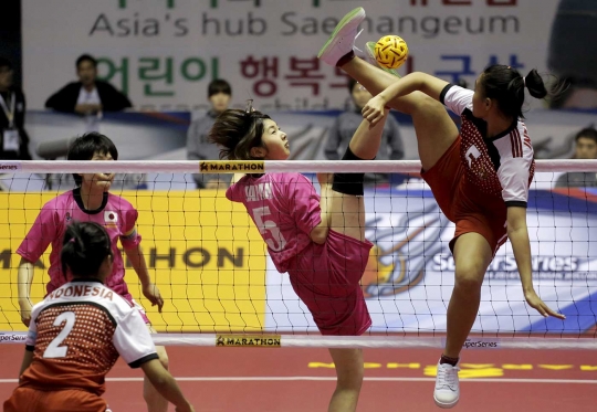 Aksi atlet takraw cantik di ajang ISTAF Super Series Korea