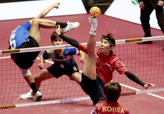 Aksi atlet takraw cantik di ajang ISTAF Super Series Korea