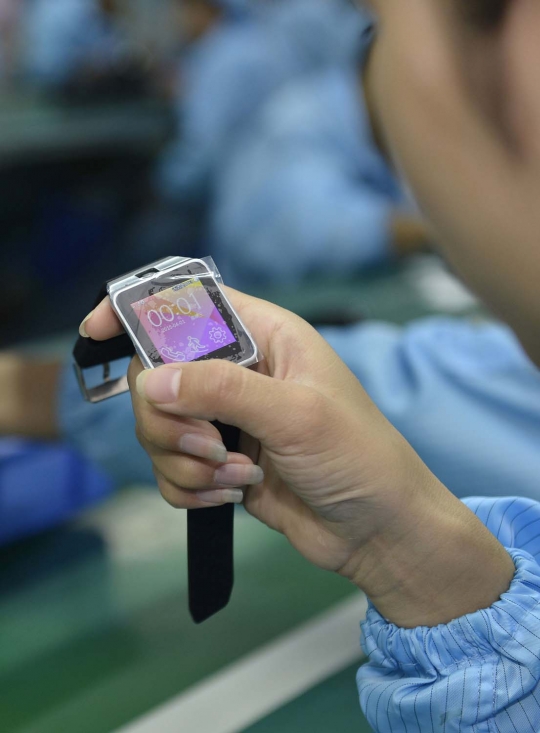 Mengintip perakitan Apple Watch 'KW' di China