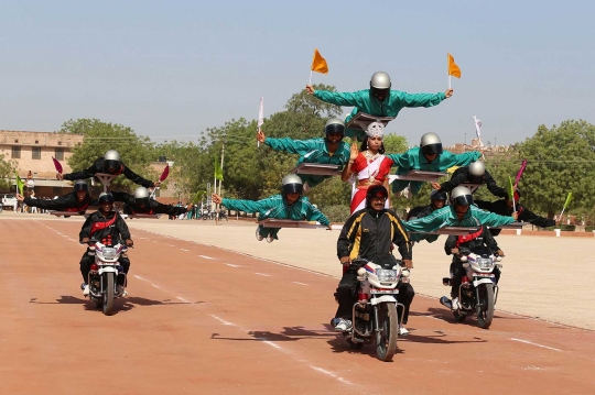 Aksi gila para calon polisi India di atas sepeda motor