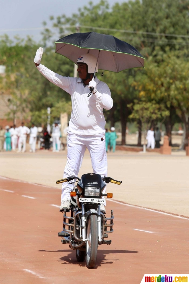 Foto : Aksi gila para calon polisi India di atas sepeda 