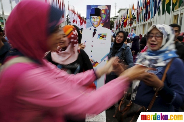 Foto : Atribut tokoh pencetus KAA meriahkan Jalan Asia 