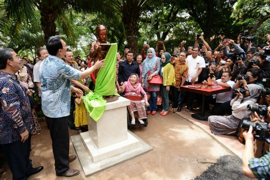 Ahok resmikan patung masa kecil Gus Dur di Taman Amir Hamzah