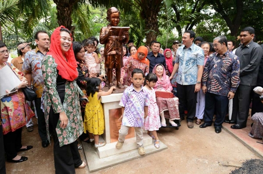 Ahok resmikan patung masa kecil Gus Dur di Taman Amir Hamzah