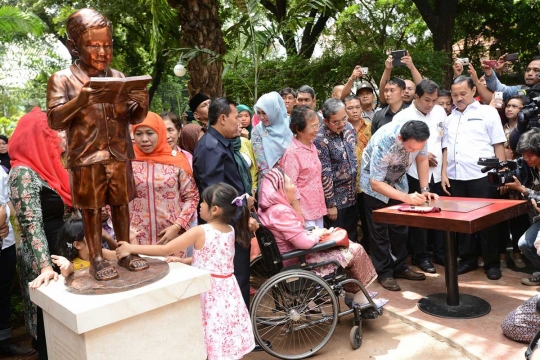 Ahok resmikan patung masa kecil Gus Dur di Taman Amir Hamzah