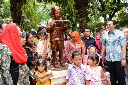 Ahok resmikan patung masa kecil Gus Dur di Taman Amir Hamzah