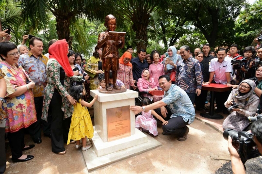 Ahok resmikan patung masa kecil Gus Dur di Taman Amir Hamzah