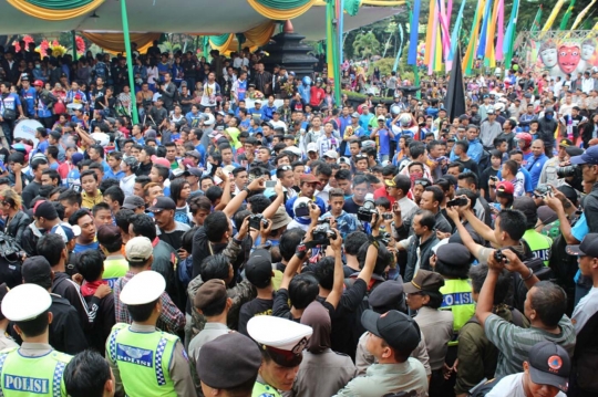 Protes sikap Menpora, Aremania geruduk panggung karnaval Apeksi