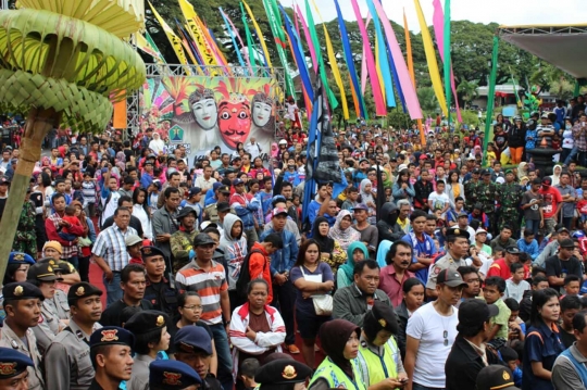 Protes sikap Menpora, Aremania geruduk panggung karnaval Apeksi