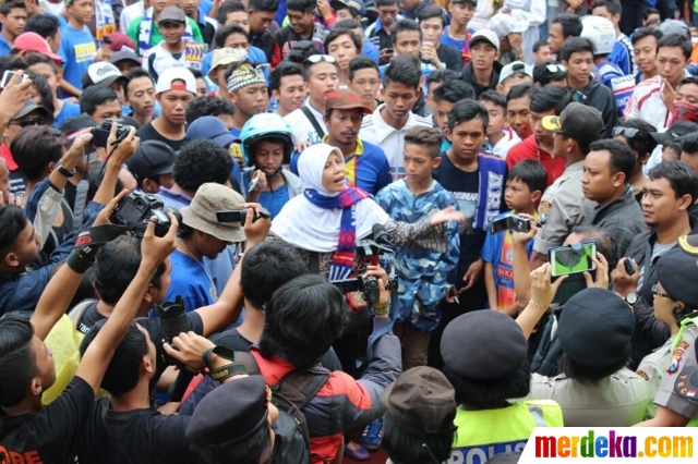 Foto : Protes sikap Menpora, Aremania geruduk panggung 