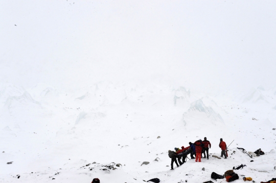 Perjuangan tim penyelamat evakuasi korban longsor salju di Everest