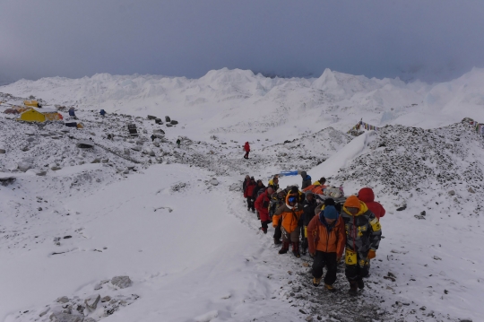 Perjuangan tim penyelamat evakuasi korban longsor salju di Everest