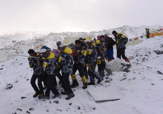 Perjuangan tim penyelamat evakuasi korban longsor salju di Everest