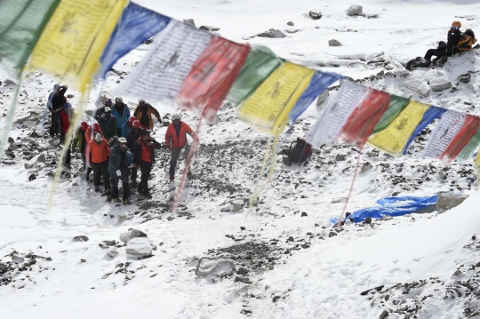 Perjuangan tim penyelamat evakuasi korban longsor salju di Everest