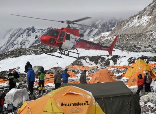 Perjuangan tim penyelamat evakuasi korban longsor salju di Everest