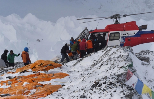 Perjuangan tim penyelamat evakuasi korban longsor salju di Everest