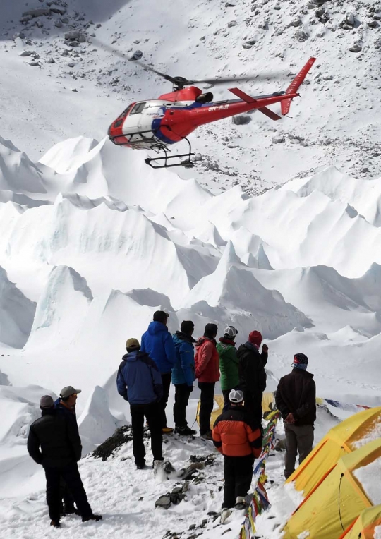 Perjuangan tim penyelamat evakuasi korban longsor salju di Everest