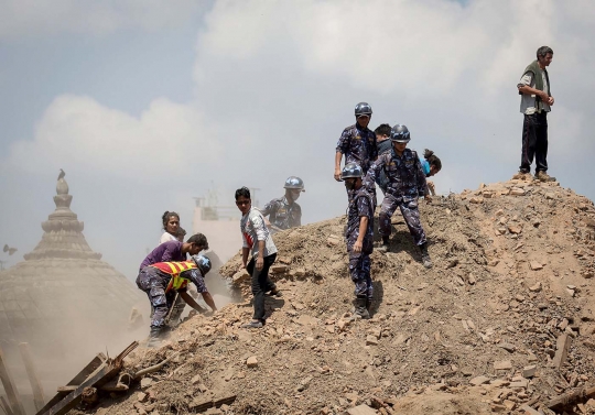 Suasana pencarian korban gempa Nepal di tengah reruntuhan bangunan