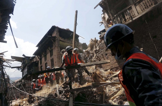 Suasana pencarian korban gempa Nepal di tengah reruntuhan bangunan