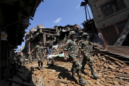 Suasana pencarian korban gempa Nepal di tengah reruntuhan bangunan