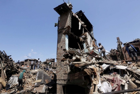 Suasana pencarian korban gempa Nepal di tengah reruntuhan bangunan