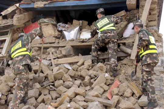 Suasana pencarian korban gempa Nepal di tengah reruntuhan bangunan