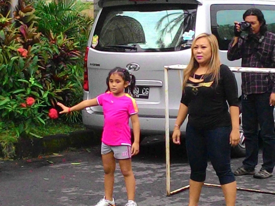 Gonzales dan Kurnia Meiga main bola bareng keluarga di tengah jalan
