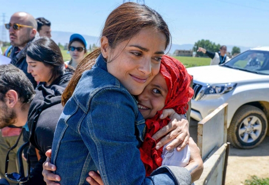 Kepedulian Salma Hayek kunjungi anak-anak di pengungsian Suriah