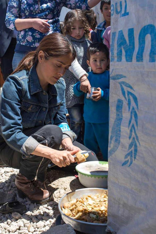 Kepedulian Salma Hayek kunjungi anak-anak di pengungsian Suriah