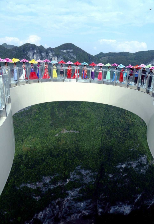 Jembatan kaca terpanjang dunia ini bisa bikin 