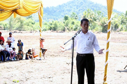 Mentan Amran tanam kedelai di Pulau Bacan