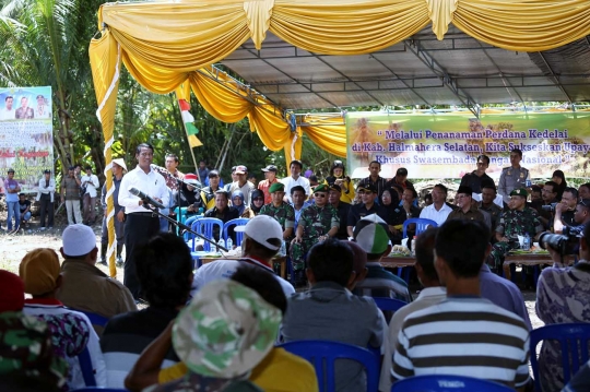 Mentan Amran tanam kedelai di Pulau Bacan