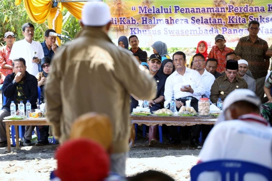 Mentan Amran tanam kedelai di Pulau Bacan