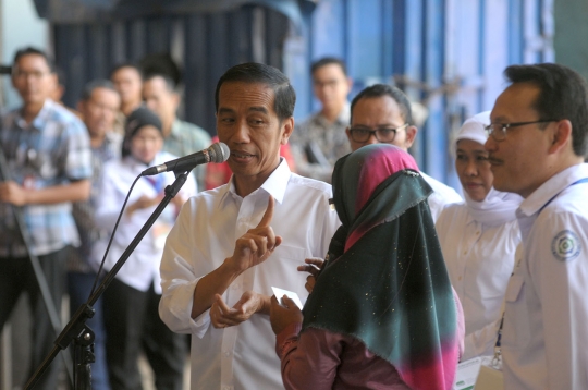 Jokowi bagikan Kartu Indonesia Sehat kepada buruh di Cilincing