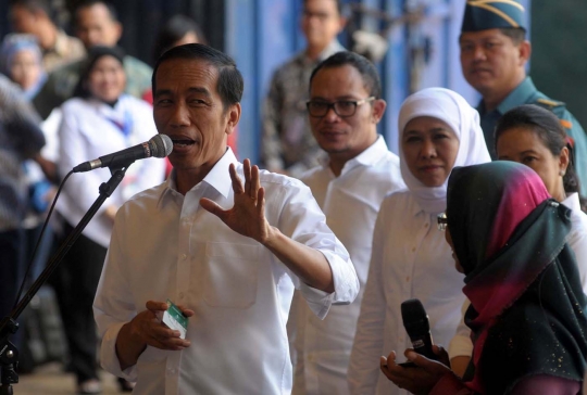Jokowi bagikan Kartu Indonesia Sehat kepada buruh di Cilincing