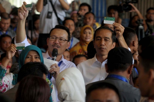 Jokowi bagikan Kartu Indonesia Sehat kepada buruh di Cilincing