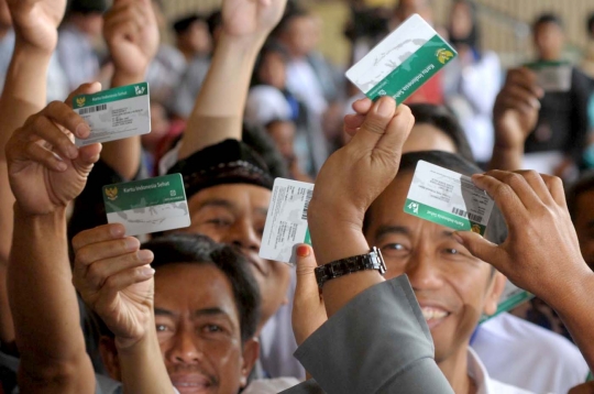 Jokowi bagikan Kartu Indonesia Sehat kepada buruh di Cilincing