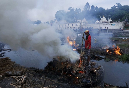 Duka keluarga korban gempa di Nepal kremasi kerabat yang tewas