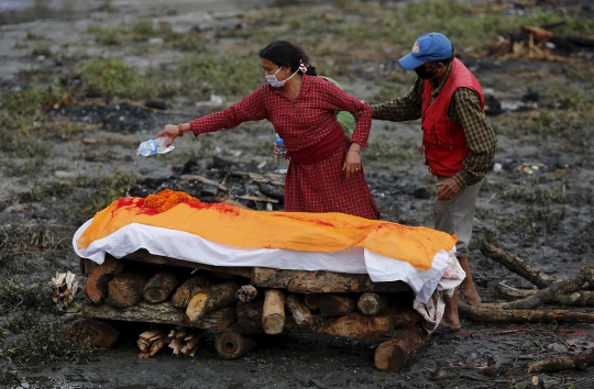 Duka keluarga korban gempa di Nepal kremasi kerabat yang tewas