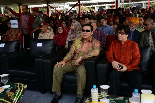 Berkacamata hitam, Tommy Soeharto jadi sorotan di HUT Kopassus