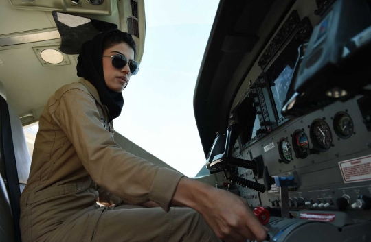 Cantiknya Niloofar Rahmani, pilot wanita pertama militer Afghanistan