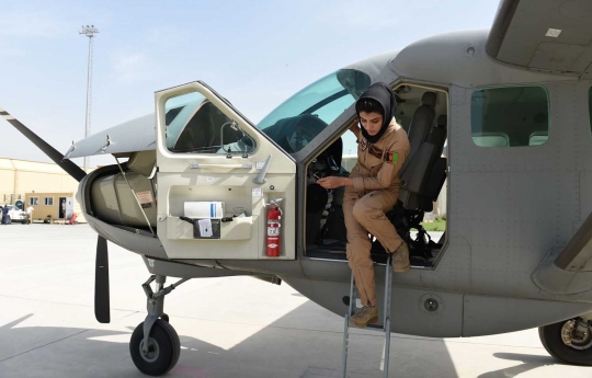 Cantiknya Niloofar Rahmani, pilot wanita pertama militer Afghanistan