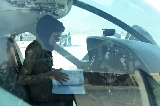 Cantiknya Niloofar Rahmani, pilot wanita pertama militer Afghanistan