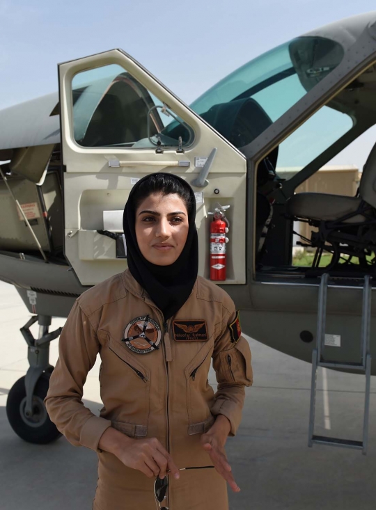 Cantiknya Niloofar Rahmani, pilot wanita pertama militer Afghanistan