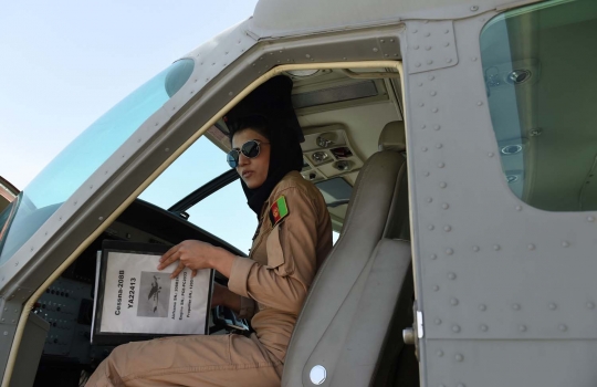 Cantiknya Niloofar Rahmani, pilot wanita pertama militer Afghanistan